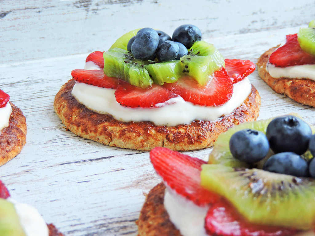 Mini fruit pizzas with strawberry, kiwi, and blueberries littleeatsandthings.com