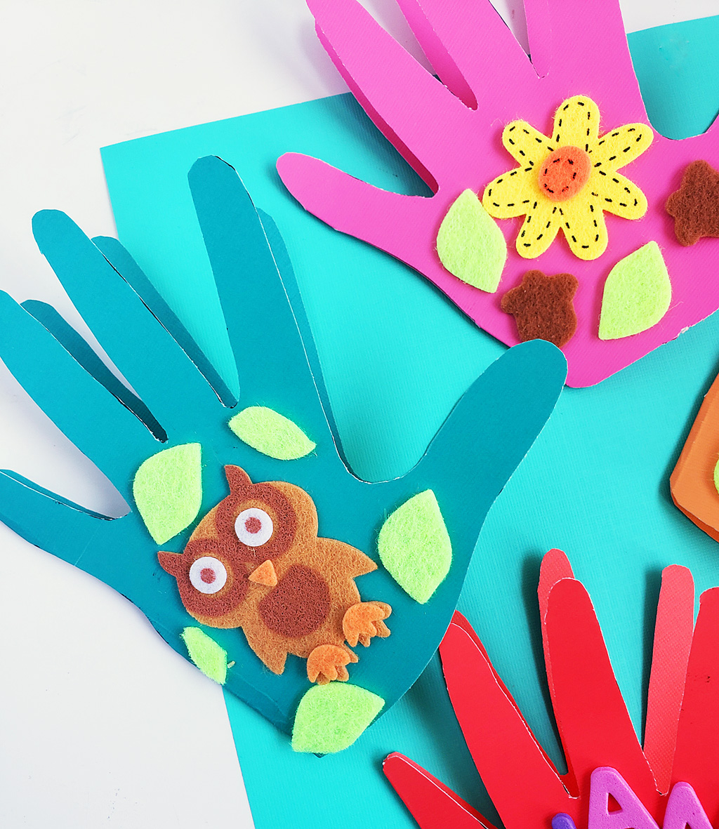 Easy DIY Thanksgiving Cards made with hand prints and stickers on colored craft paper. Perfect for teachers and parents. #thanksgivingcrafts #diythanksgiving