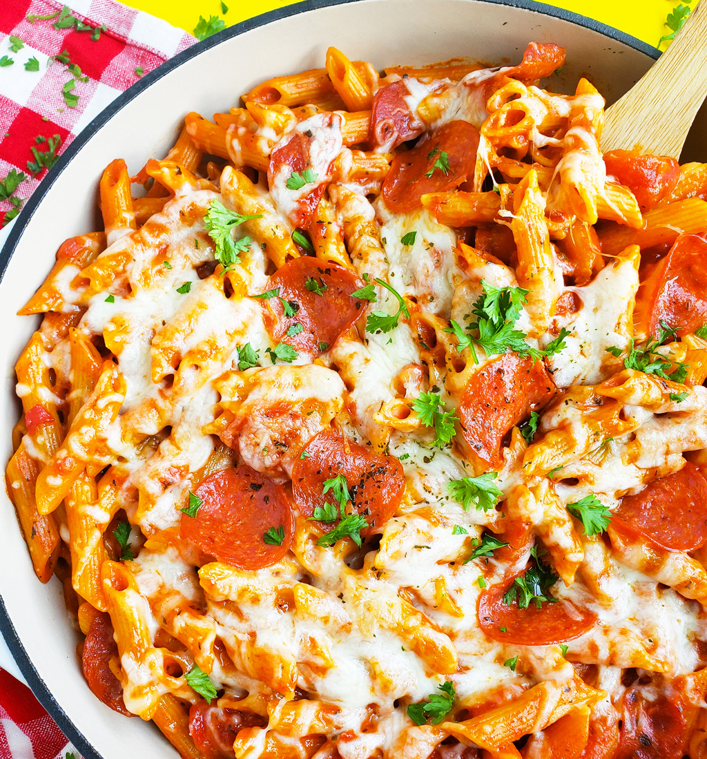 Everything you love about pepperoni pizza, in a one pot, kid-friendly pasta recipe! This Easy Cheesy One Pot Pepperoni Pizza Pasta is ready in just 30 minutes. #pizzapasta #30minuterecipe littleeatsandthings.com