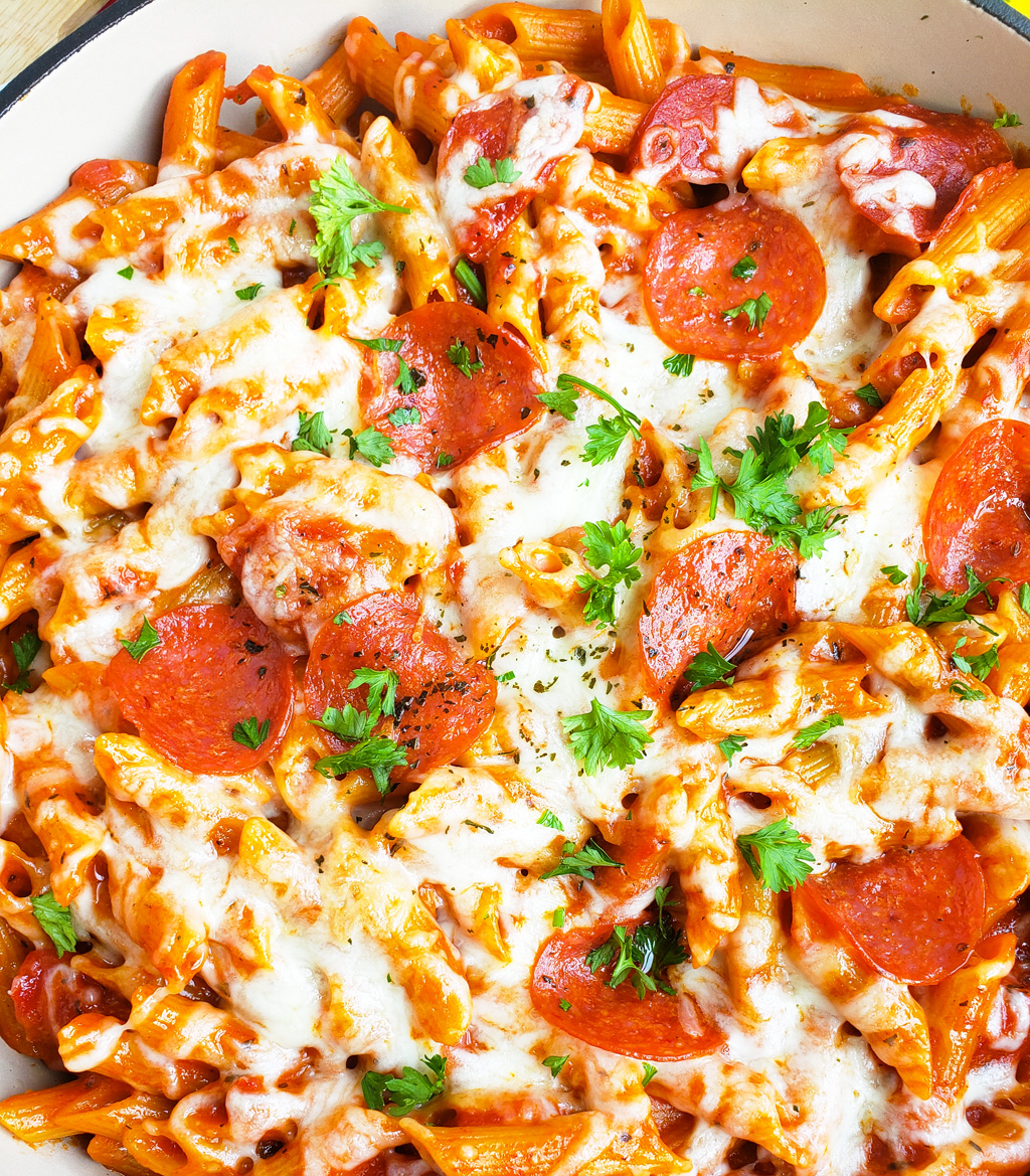 Everything you love about pepperoni pizza, in a one pot, kid-friendly pasta recipe! This Easy Cheesy One Pot Pepperoni Pizza Pasta is ready in just 30 minutes. #pizzapasta #30minuterecipe littleeatsandthings.com