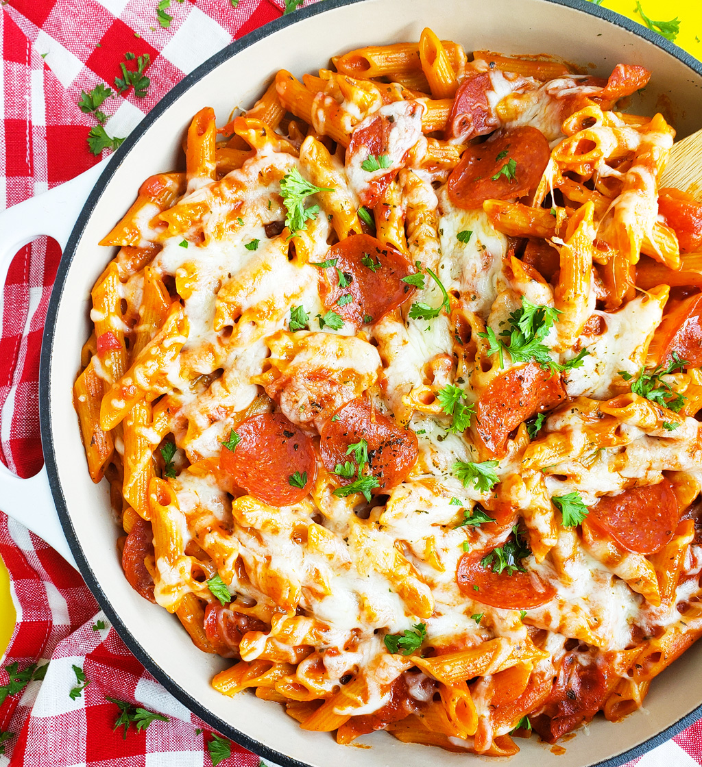 Everything you love about pepperoni pizza, in a one pot, kid-friendly pasta recipe! This Easy Cheesy One Pot Pepperoni Pizza Pasta is ready in just 30 minutes. #pizzapasta #30minuterecipe littleeatsandthings.com