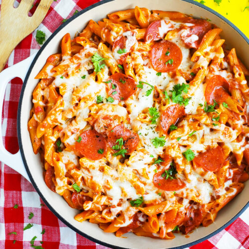 Everything you love about pepperoni pizza, in a one pot, kid-friendly pasta recipe! This Easy Cheesy One Pot Pepperoni Pizza Pasta is ready in just 30 minutes. #pizzapasta #30minuterecipe littleeatsandthings.com