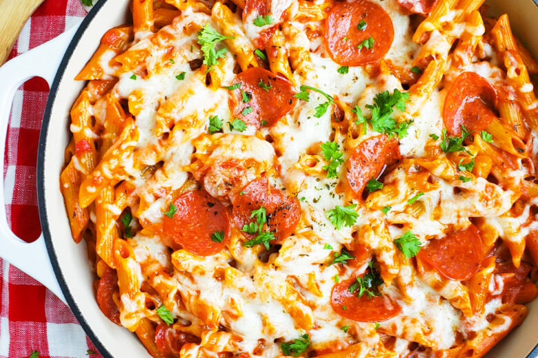 Everything you love about pepperoni pizza, in a one pot, kid-friendly pasta recipe! This Easy Cheesy One Pot Pepperoni Pizza Pasta is ready in just 30 minutes. #pizzapasta #30minuterecipe littleeatsandthings.com