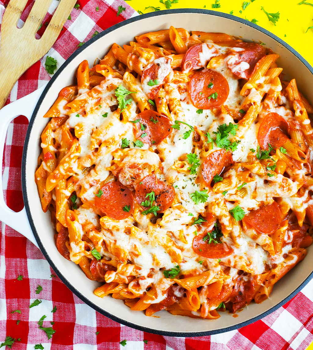 Everything you love about pepperoni pizza, in a one pot, kid-friendly pasta recipe! This Easy Cheesy One Pot Pepperoni Pizza Pasta is ready in just 30 minutes. #pizzapasta #30minuterecipe littleeatsandthings.com