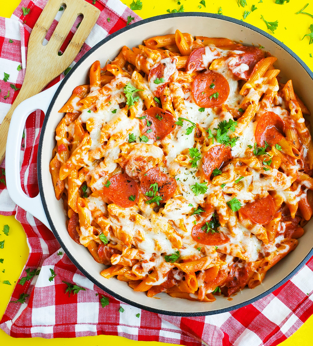 Everything you love about pepperoni pizza, in a one pot, kid-friendly pasta recipe! This Easy Cheesy One Pot Pepperoni Pizza Pasta is ready in just 30 minutes. #pizzapasta #30minuterecipe littleeatsandthings.com