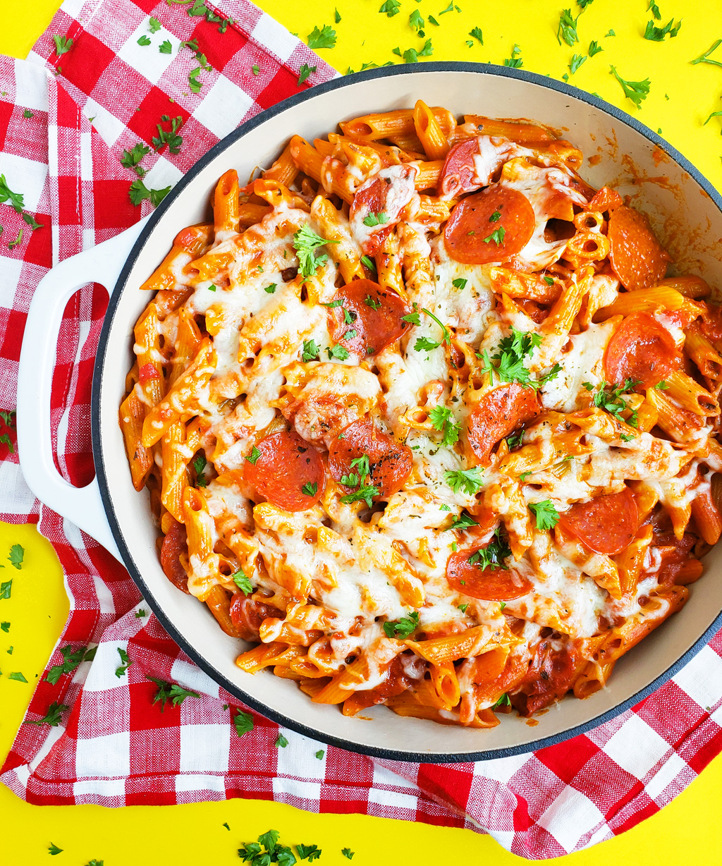 Everything you love about pepperoni pizza, in a one pot, kid-friendly pasta recipe! This Easy Cheesy One Pot Pepperoni Pizza Pasta is ready in just 30 minutes. #pizzapasta #30minuterecipe littleeatsandthings.com