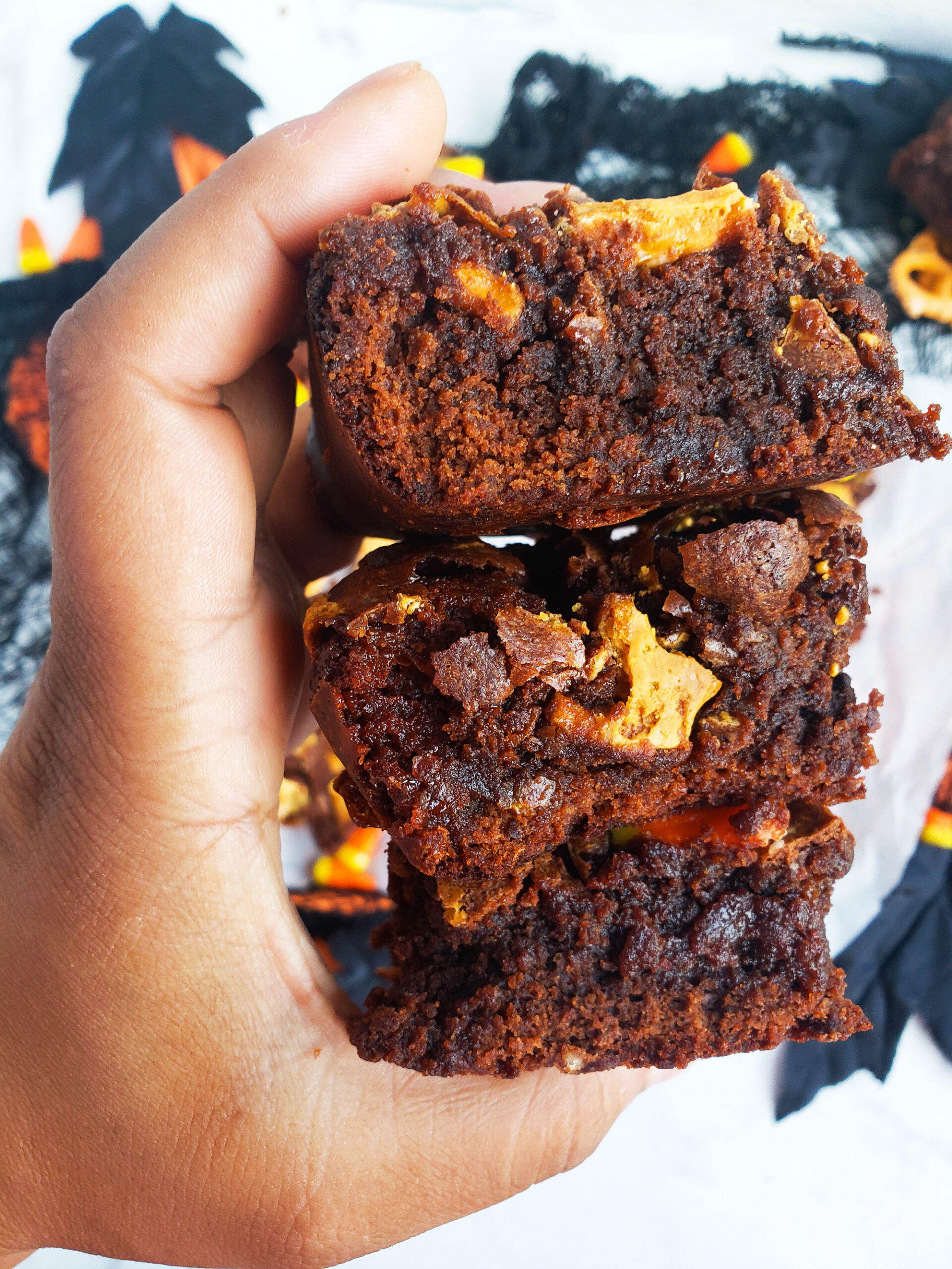 These Easy Halloween Brownie Bars are a fun, delicious, and festive dessert , topped with candy corn, pumpkin spice pretzels, and marshmallows. beautifuleatsandthings.com