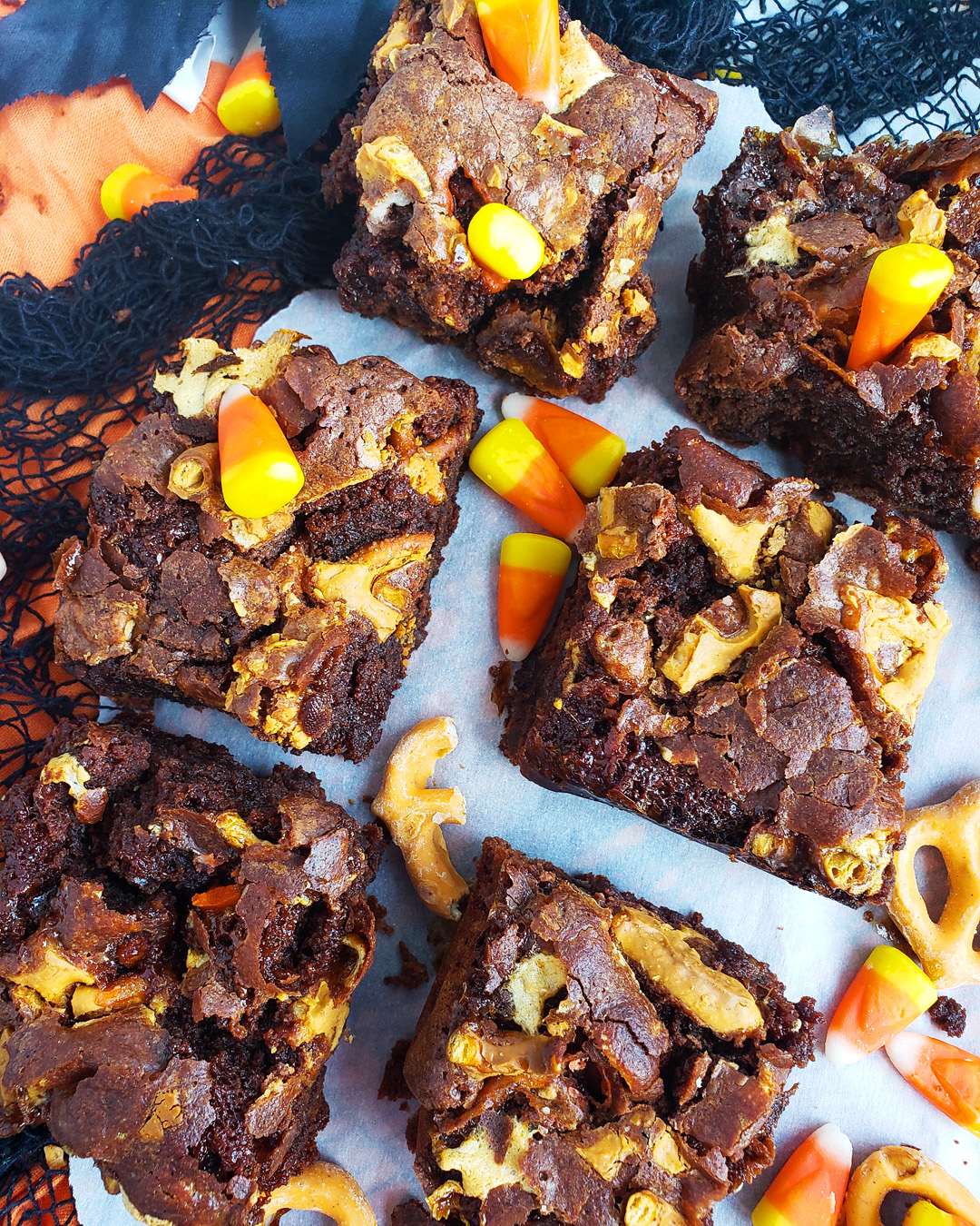 These Easy Halloween Brownie Bars are a fun, delicious, and festive dessert , topped with candy corn, pumpkin spice pretzels, and marshmallows. beautifuleatsandthings.com