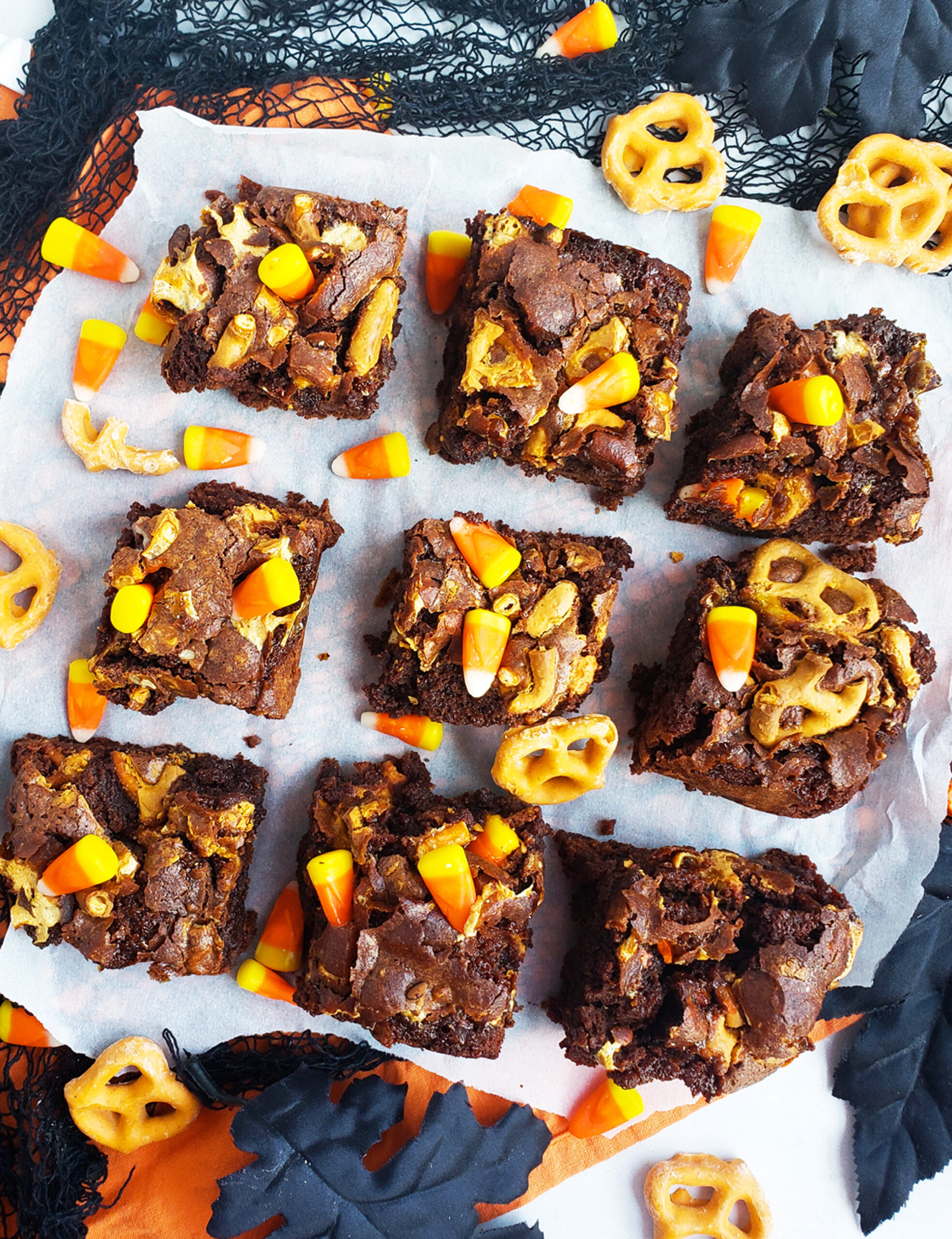 These Easy Halloween Brownie Bars are a fun, delicious, and festive dessert , topped with candy corn, pumpkin spice pretzels, and marshmallows. beautifuleatsandthings.com