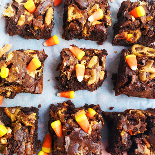 These Easy Halloween Brownie Bars are a fun, delicious, and festive dessert , topped with candy corn, pumpkin spice pretzels, and marshmallows. beautifuleatsandthings.com