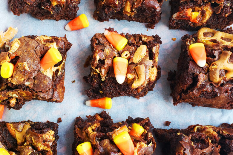 These Easy Halloween Brownie Bars are a fun, delicious, and festive dessert , topped with candy corn, pumpkin spice pretzels, and marshmallows. beautifuleatsandthings.com