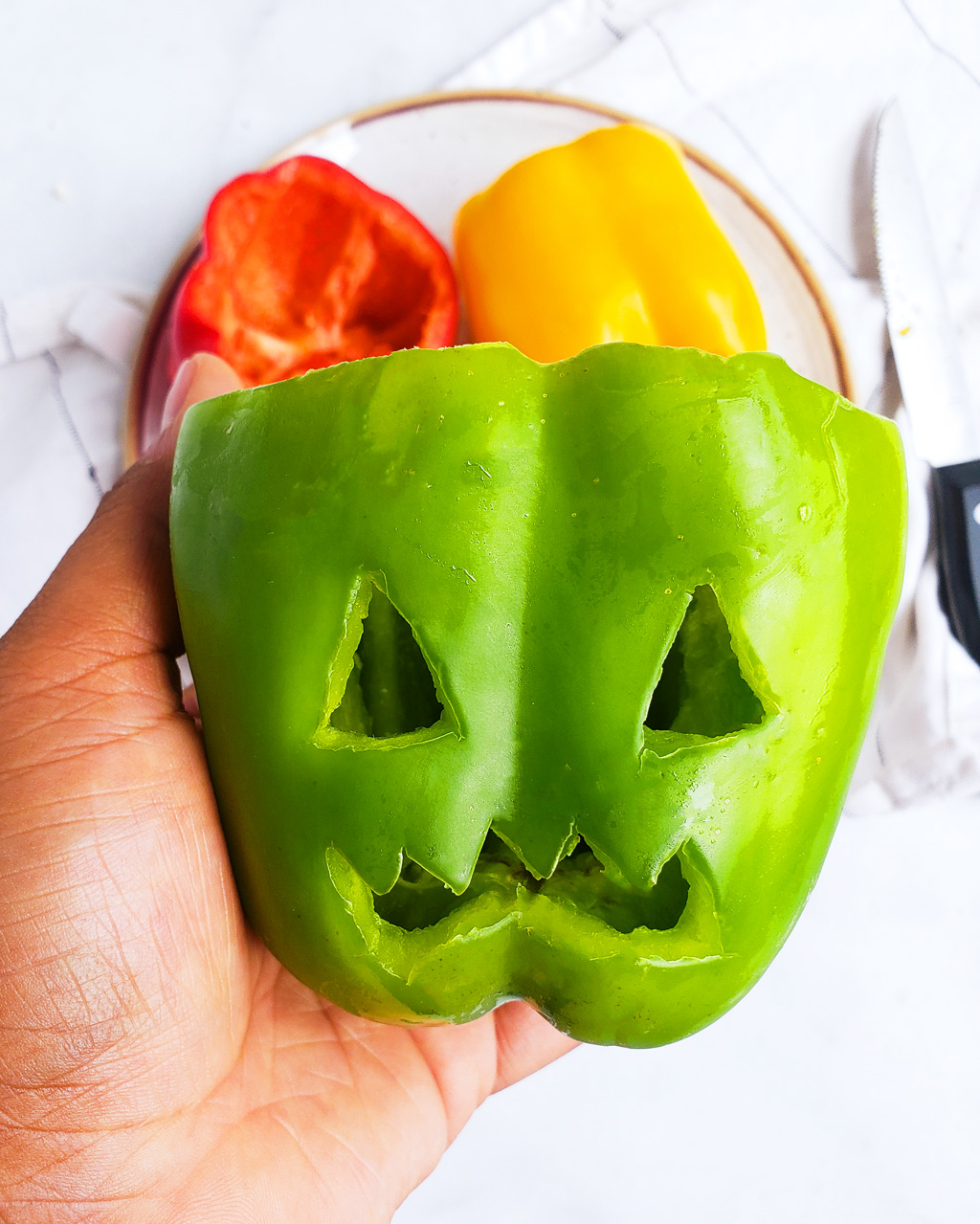 These Spooky Halloween Jack-O-Lantern Bell Peppers are the perfect, nutritious treat for a night of fun! It’s a great way to encourage your kids to eat more veggies!  beautifuleatsandthings.com