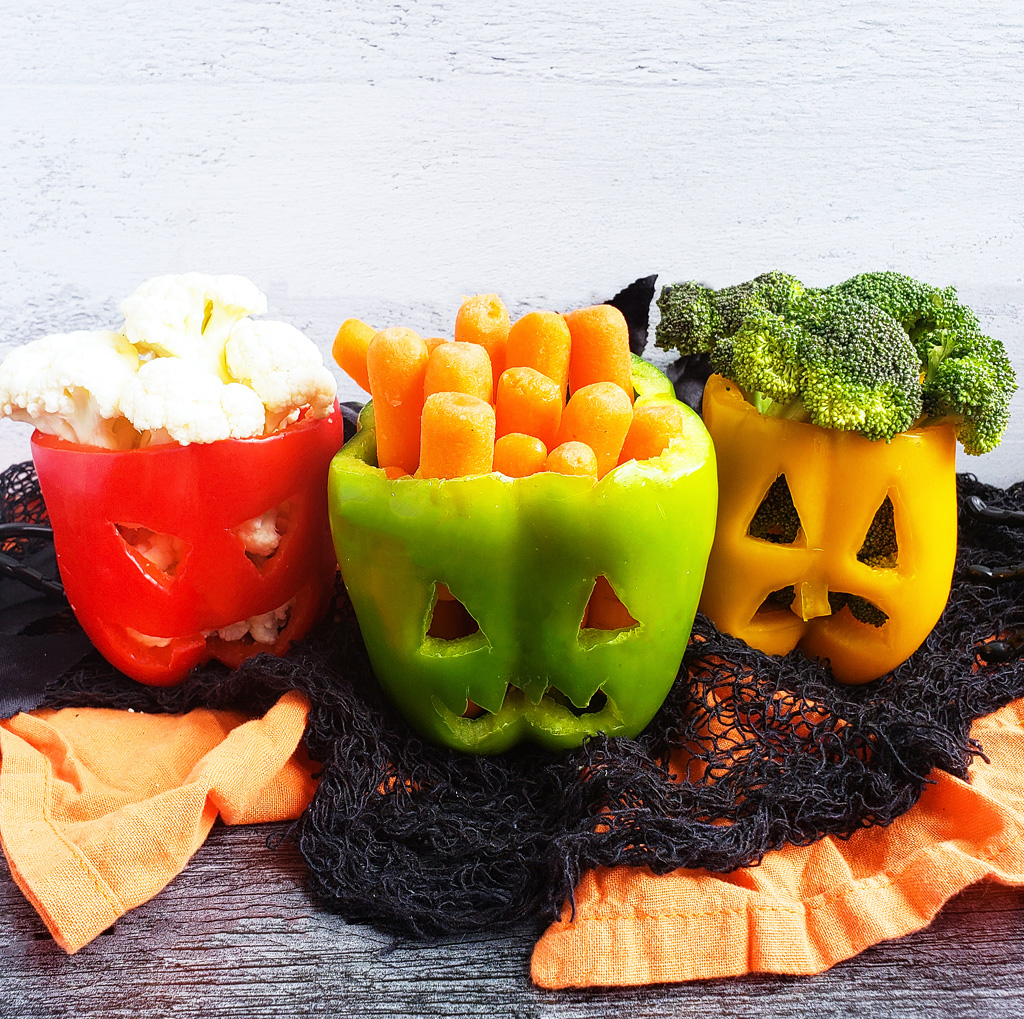 These Spooky Halloween Jack-O-Lantern Bell Peppers are the perfect, nutritious treat for a night of fun! It’s a great way to encourage your kids to eat more veggies!  beautifuleatsandthings.com