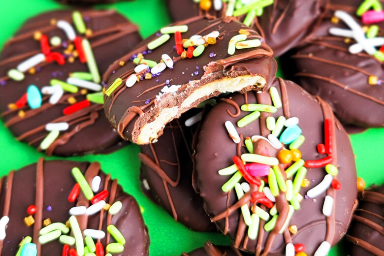 These 3-Ingredient Thin Mint Cookies taste amazing, and they are made with ritz crackers, chocolate, and mint. littleeatsandthings.com