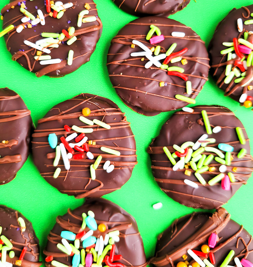 These 3-Ingredient Thin Mint Cookies taste amazing, and they are made with ritz crackers, chocolate, and mint. littleeatsandthings.com 