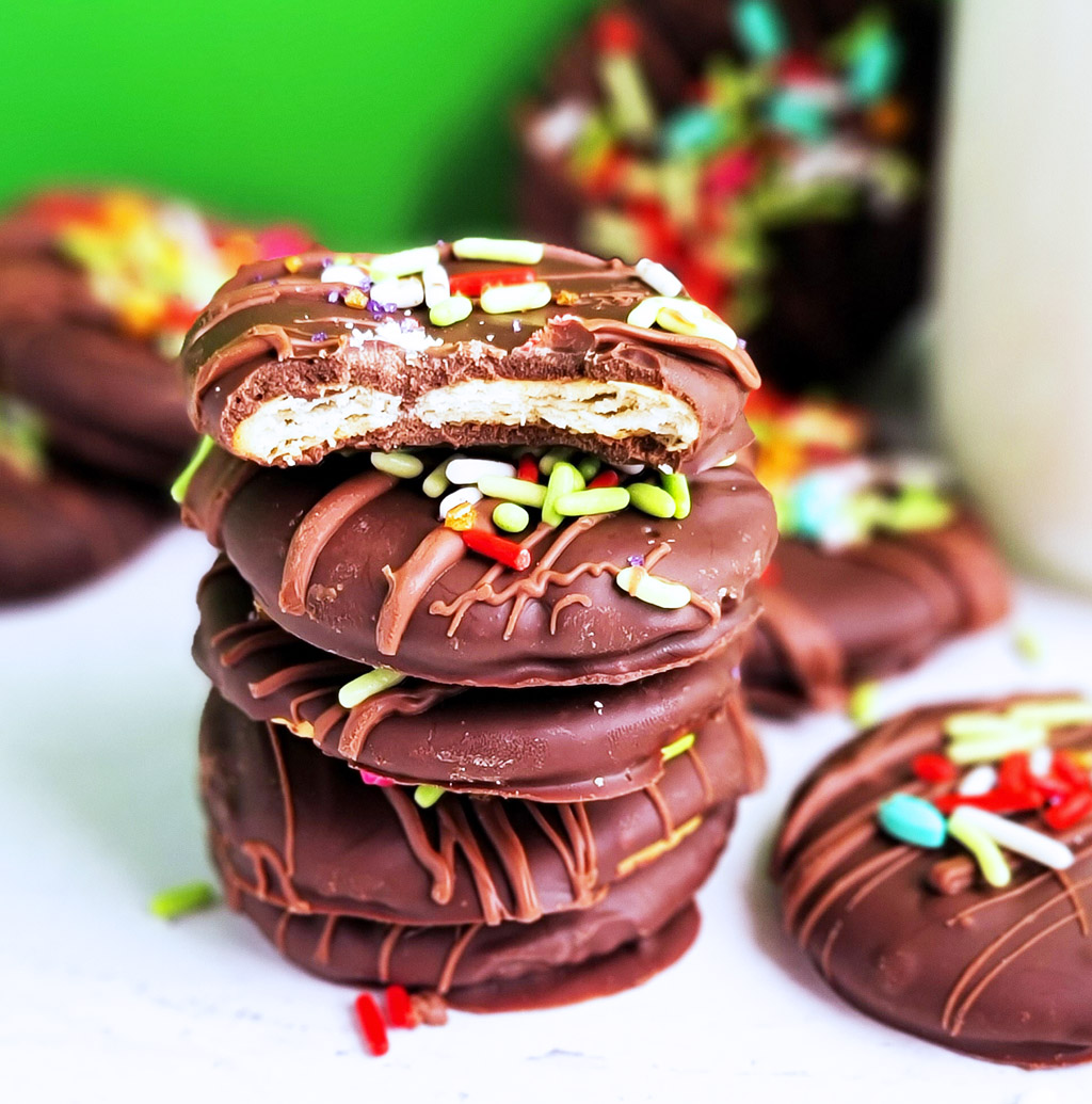 These 3-Ingredient Thin Mint Cookies taste amazing, and they are made with ritz crackers, chocolate, and mint. littleeatsandthings.com 