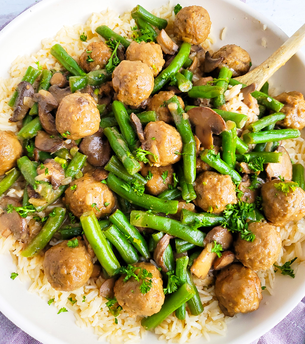 This One-Pot Meatballs & Green Beans with Mushrooms recipe is so easy to make, and perfect for busy weeknights littleeatsandthings.com