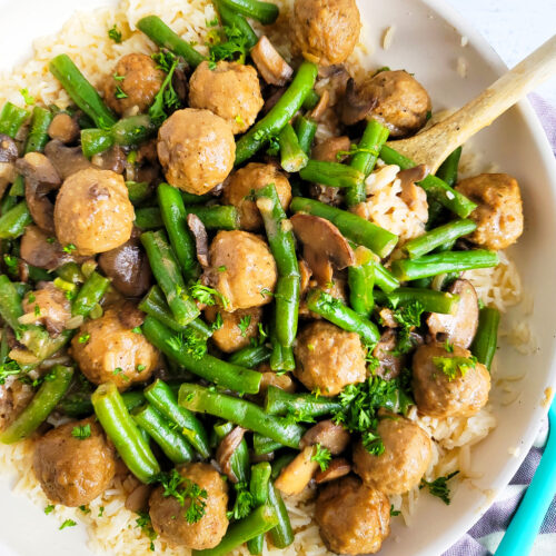 This One-Pot Meatballs & Green Beans with Mushrooms recipe is so easy to make, and perfect for busy weeknights littleeatsandthings.com