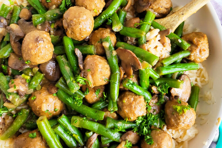 This One-Pot Meatballs & Green Beans with Mushrooms recipe is so easy to make, and perfect for busy weeknights littleeatsandthings.com