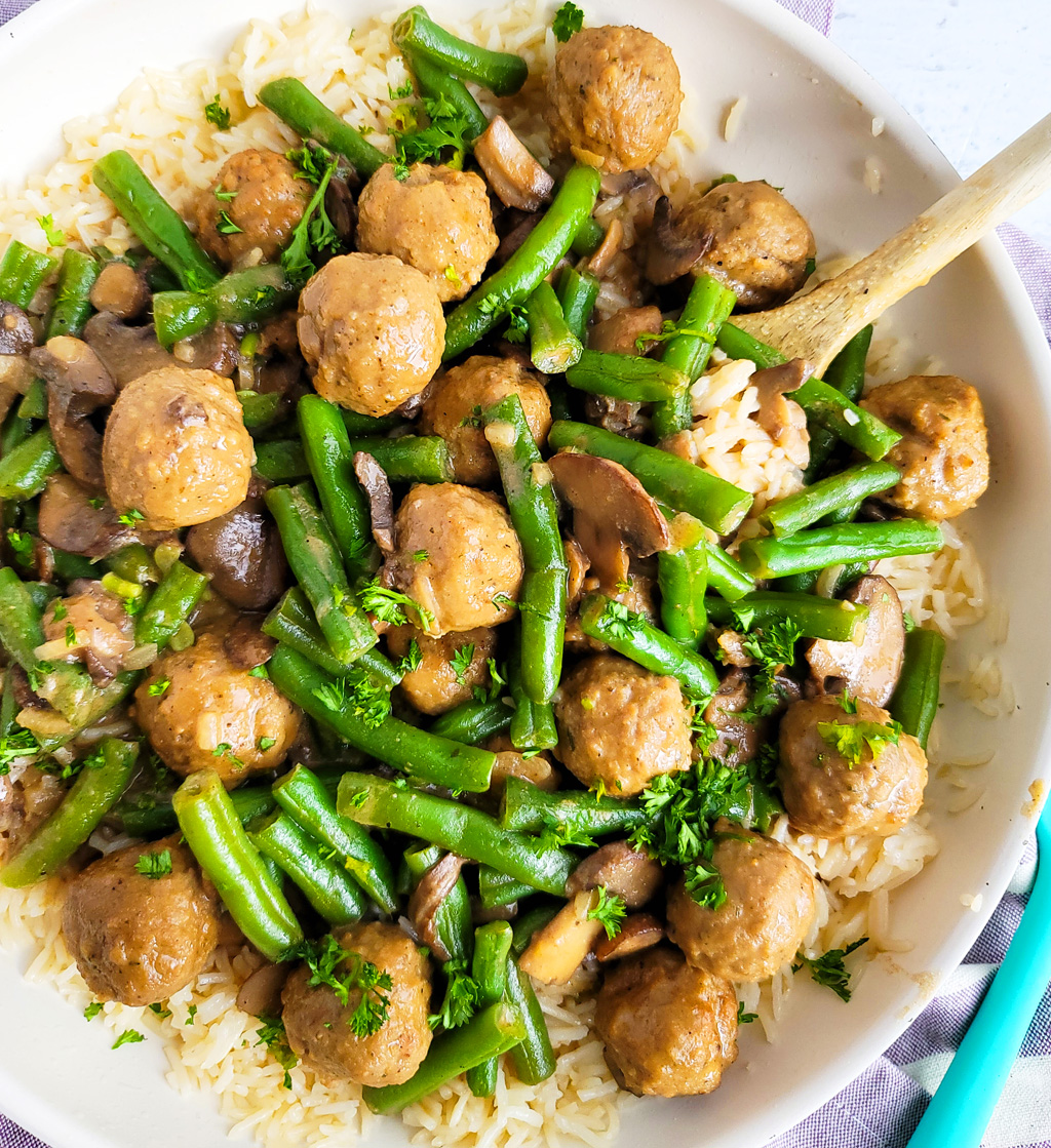 This One-Pot Meatballs & Green Beans with Mushrooms recipe is so easy to make, and perfect for busy weeknights littleeatsandthings.com