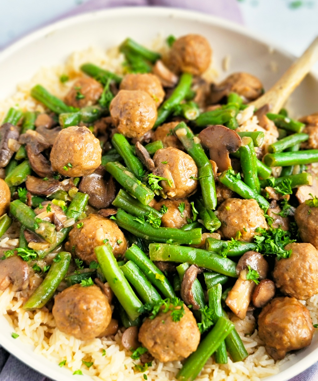 This One-Pot Meatballs & Green Beans with Mushrooms recipe is so easy to make, and perfect for busy weeknights littleeatsandthings.com