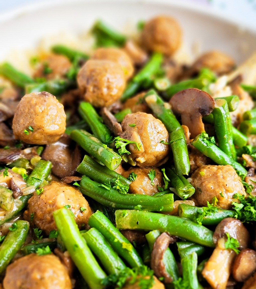 This One-Pot Meatballs & Green Beans with Mushrooms recipe is so easy to make, and perfect for busy weeknights littleeatsandthings.com