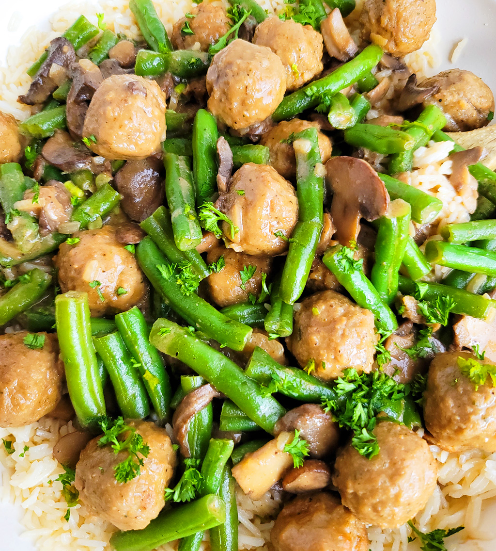 This One-Pot Meatballs & Green Beans with Mushrooms recipe is so easy to make, and perfect for busy weeknights littleeatsandthings.com