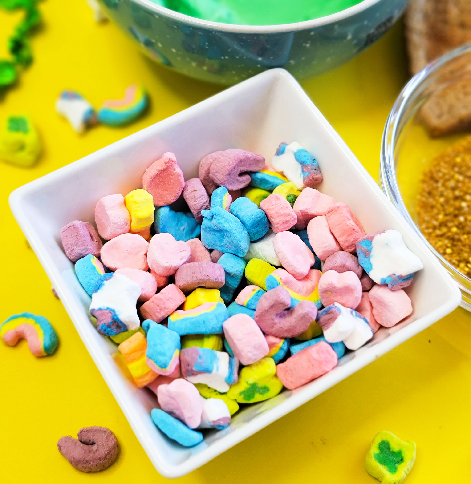 St. Patrick’s Day Leprechaun Toast with lucky charms cereal marshmallows, gold sprinkles, and edible glitter littleeatsandthings.com