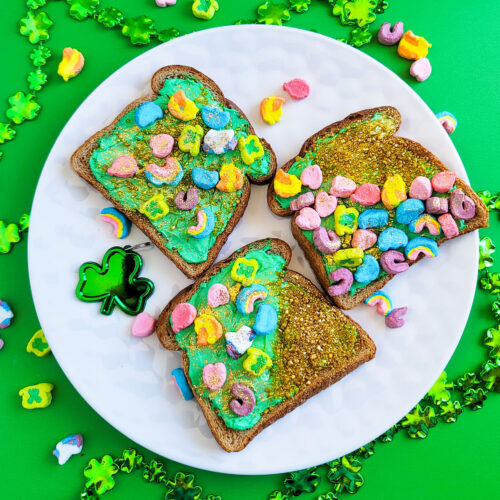 St. Patrick’s Day Leprechaun Toast with lucky charms cereal marshmallows, gold sprinkles, and edible glitter littleeatsandthings.com