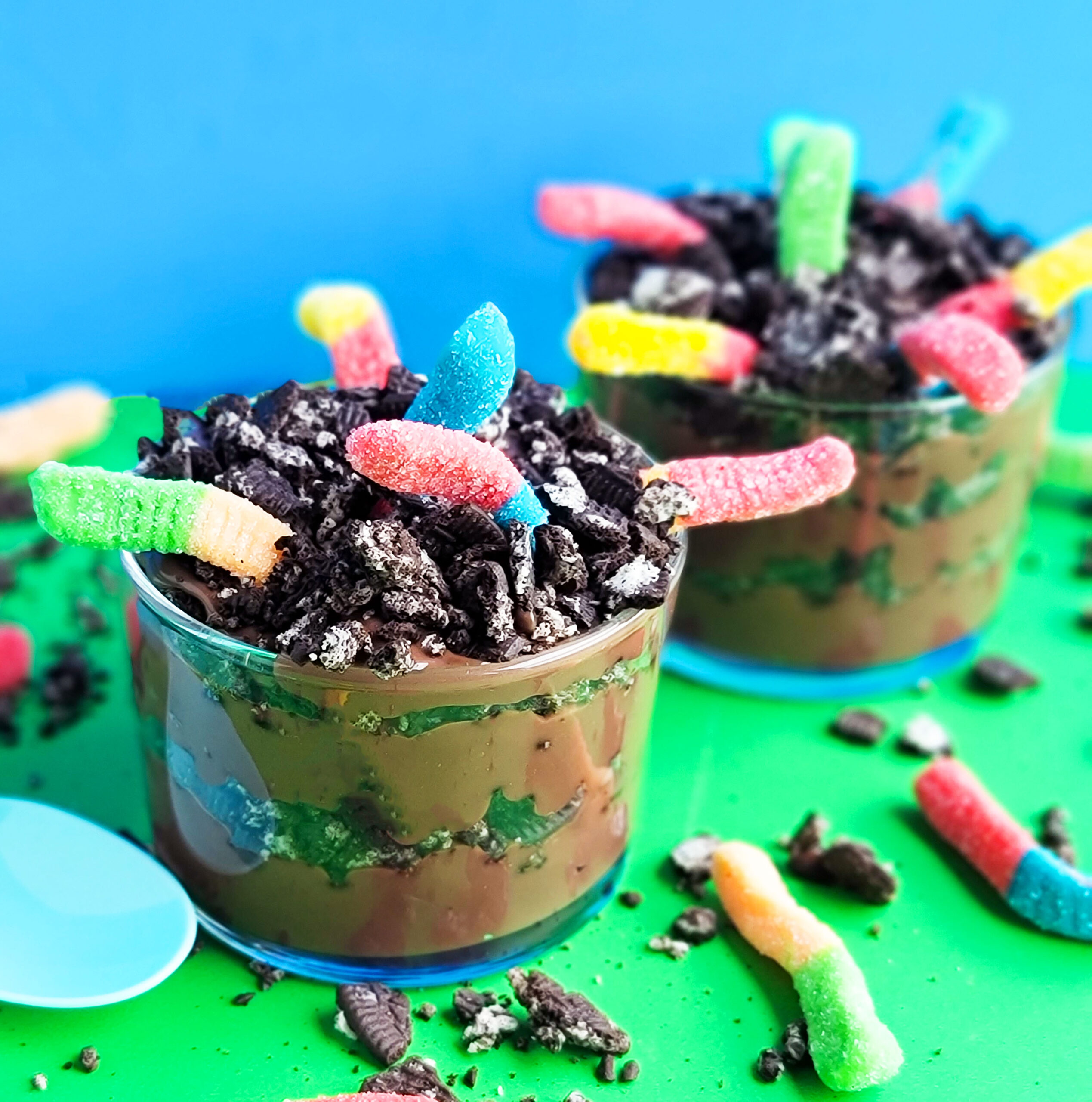 Dirt & Worm Pudding Parfaits for Earth Day, made with chocolate pudding, Oreo cookies, and gummy worms  littleeatsandthings.com