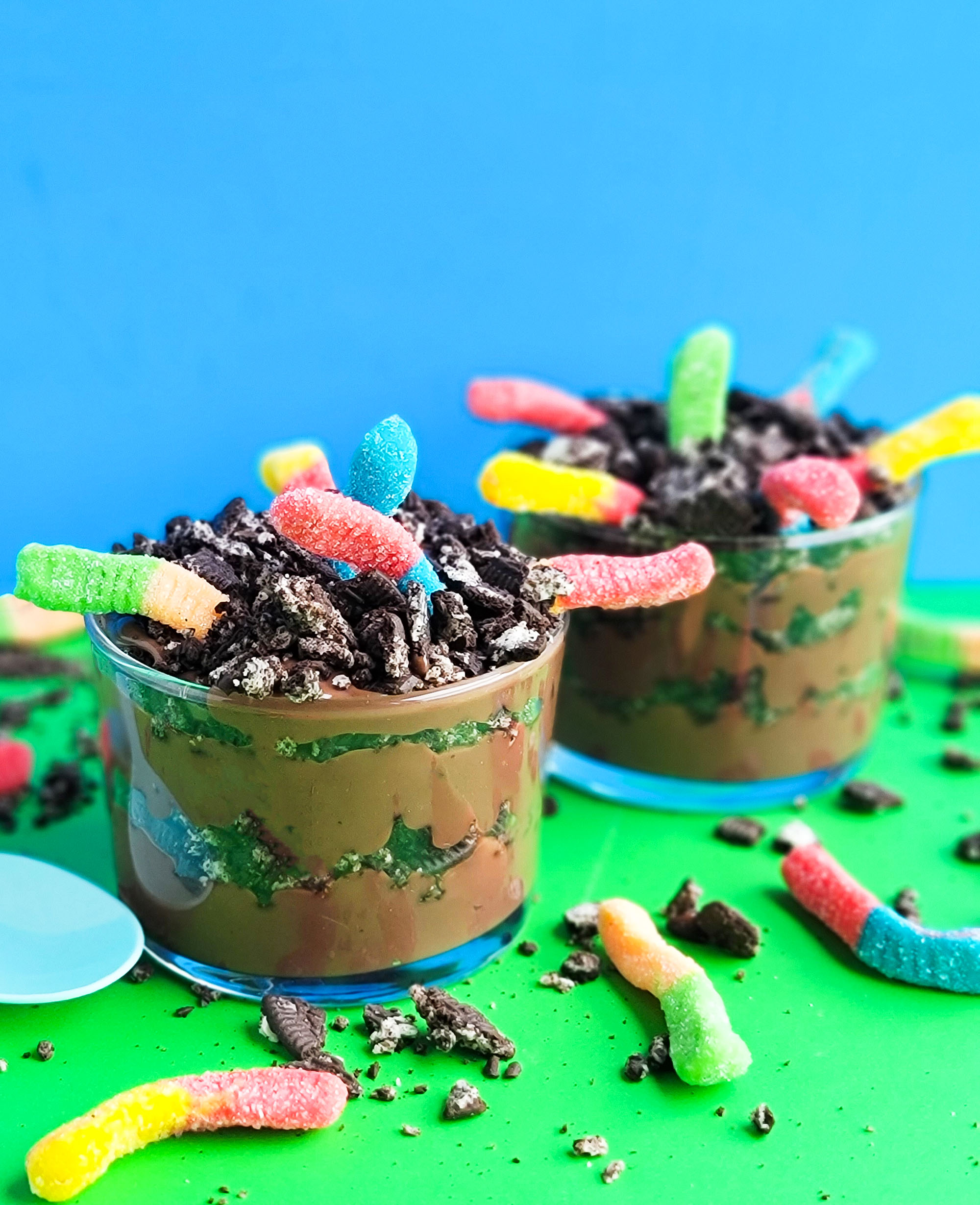 Dirt & Worm Pudding Parfaits for Earth Day, made with chocolate pudding, Oreo cookies, and gummy worms  littleeatsandthings.com