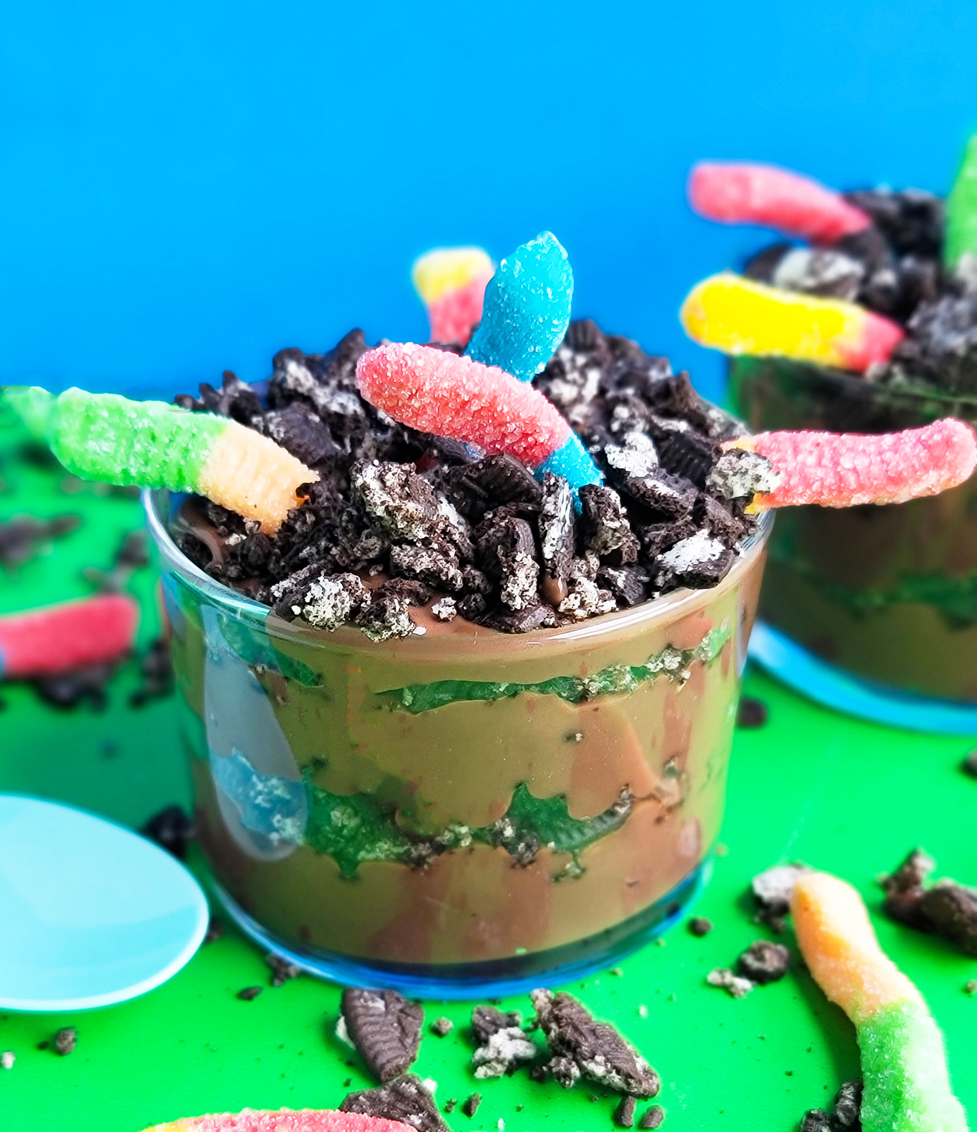 Dirt & Worm Pudding Parfaits for Earth Day, made with chocolate pudding, Oreo cookies, and gummy worms  littleeatsandthings.com